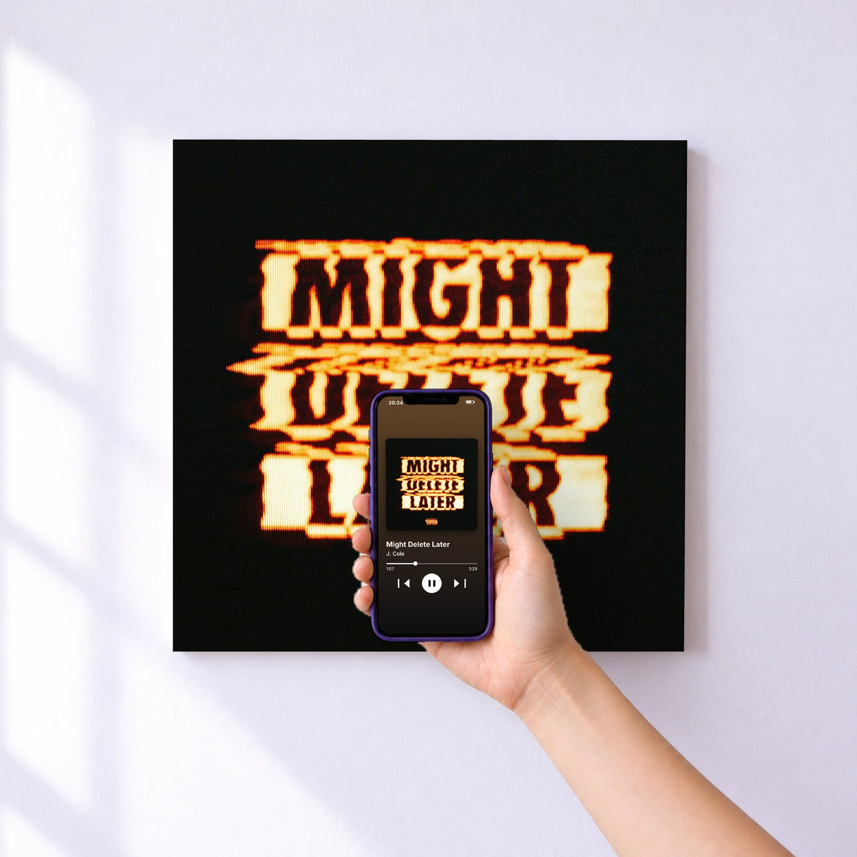 Affiche connectée Might Delete Later de J. Cole au mur : l'album se lance en approchant le téléphone