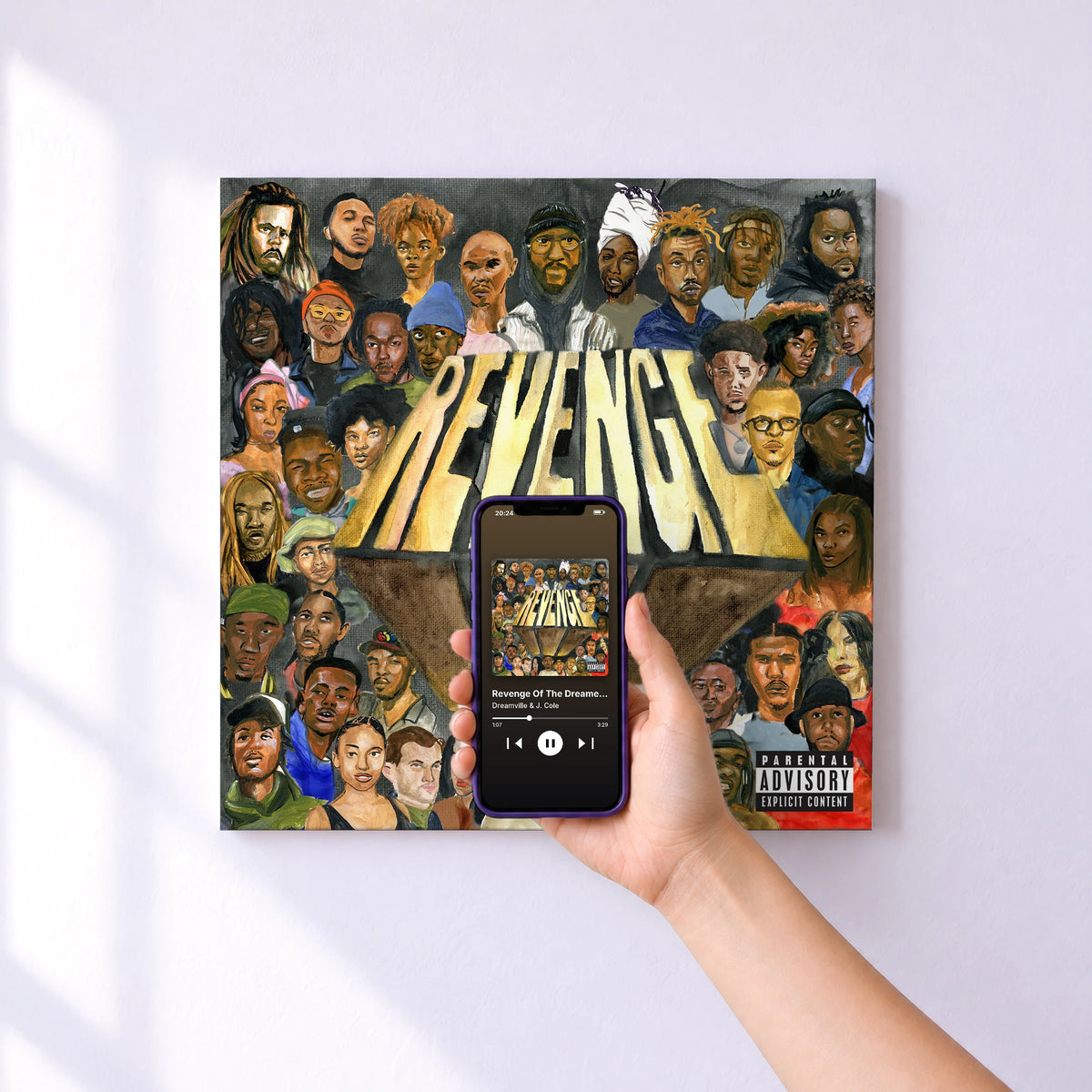 Affiche connectée Revenge Of The Dreamers III: Director's Cut de Dreamville & J. Cole au mur : l'album se lance en approchant le téléphone