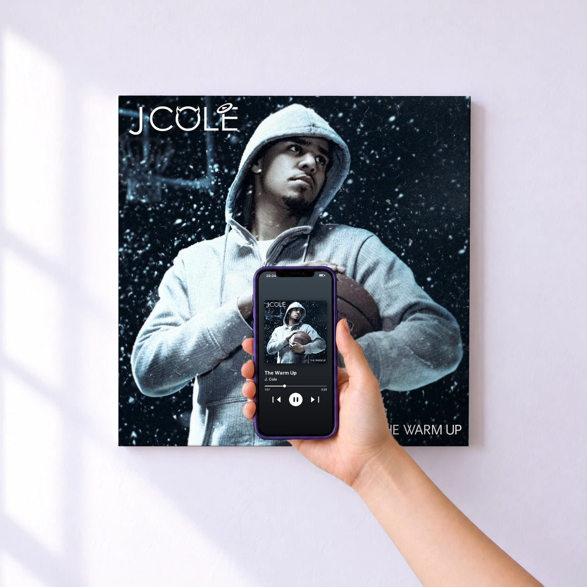 Affiche connectée The Warm Up de J. Cole au mur : l'album se lance en approchant le téléphone