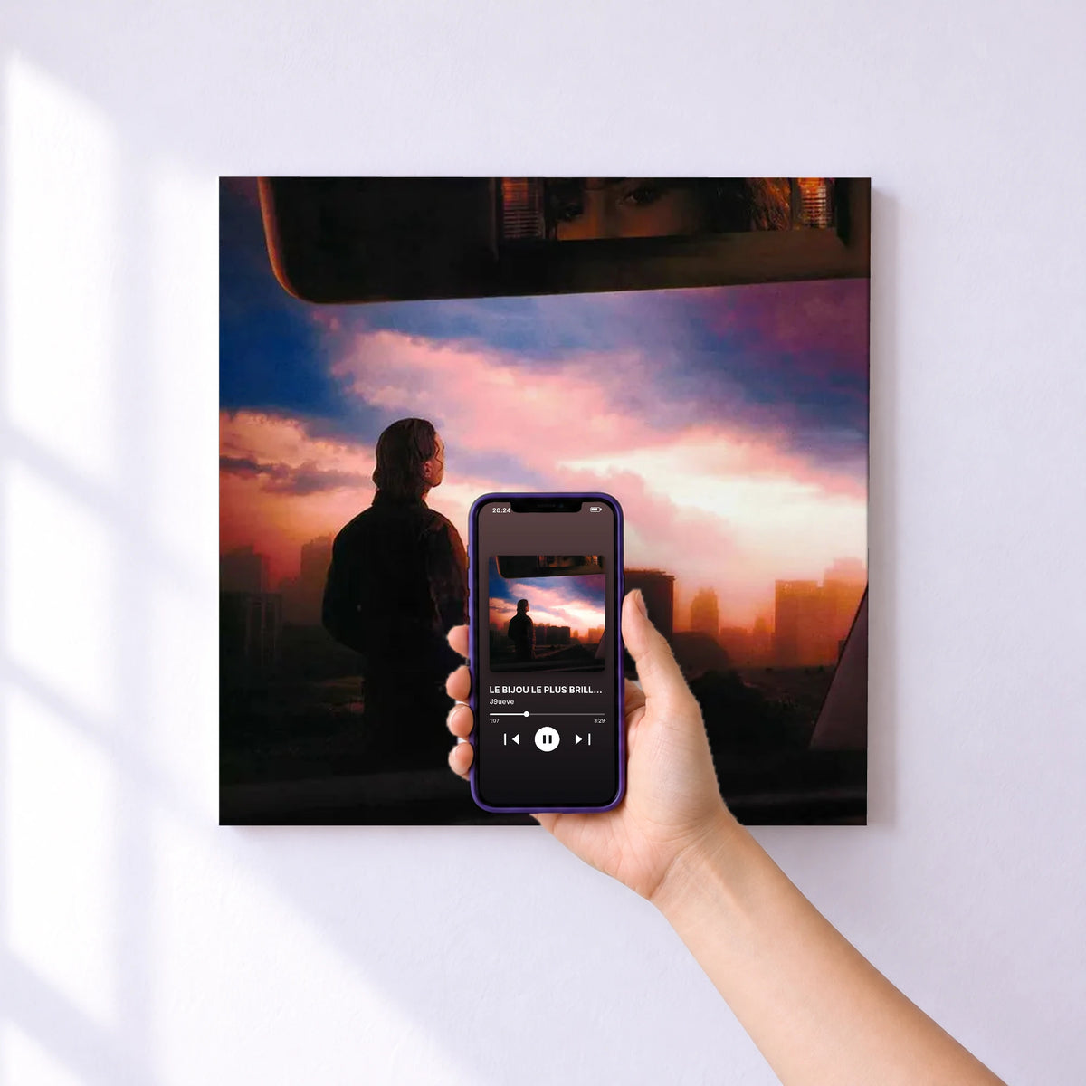 Affiche connectée LE BIJOU LE PLUS BRILLANT de J9ueve au mur : l'album se lance en approchant le téléphone