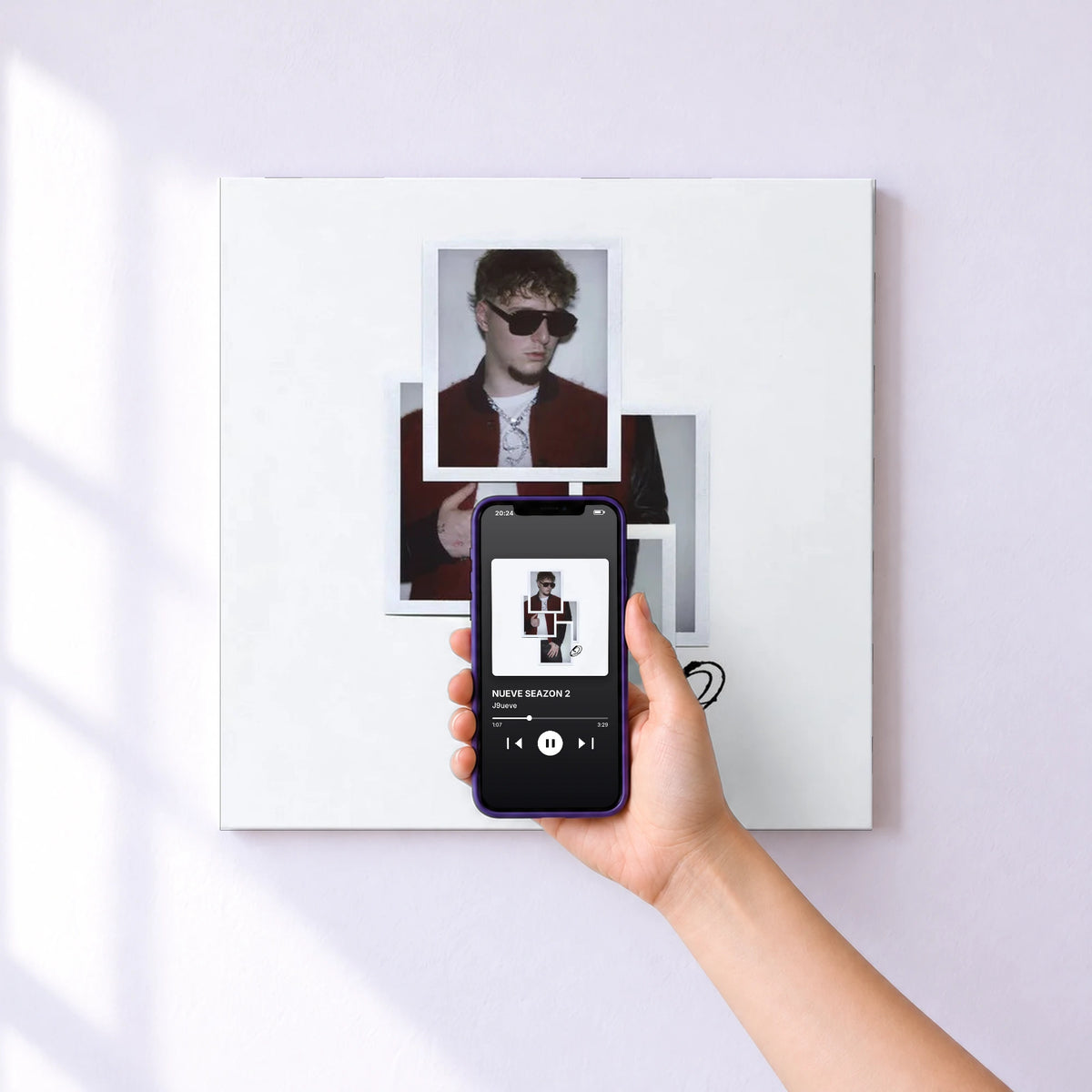 Affiche connectée NUEVE SEAZON 2 de J9ueve au mur : l'album se lance en approchant le téléphone