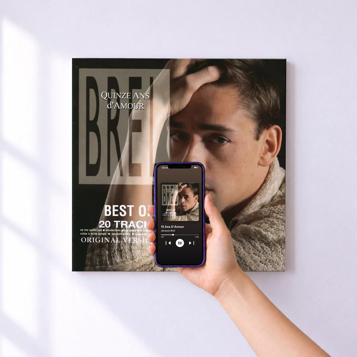Affiche connectée 15 Ans D'Amour de Jacques Brel au mur : l'album se lance en approchant le téléphone