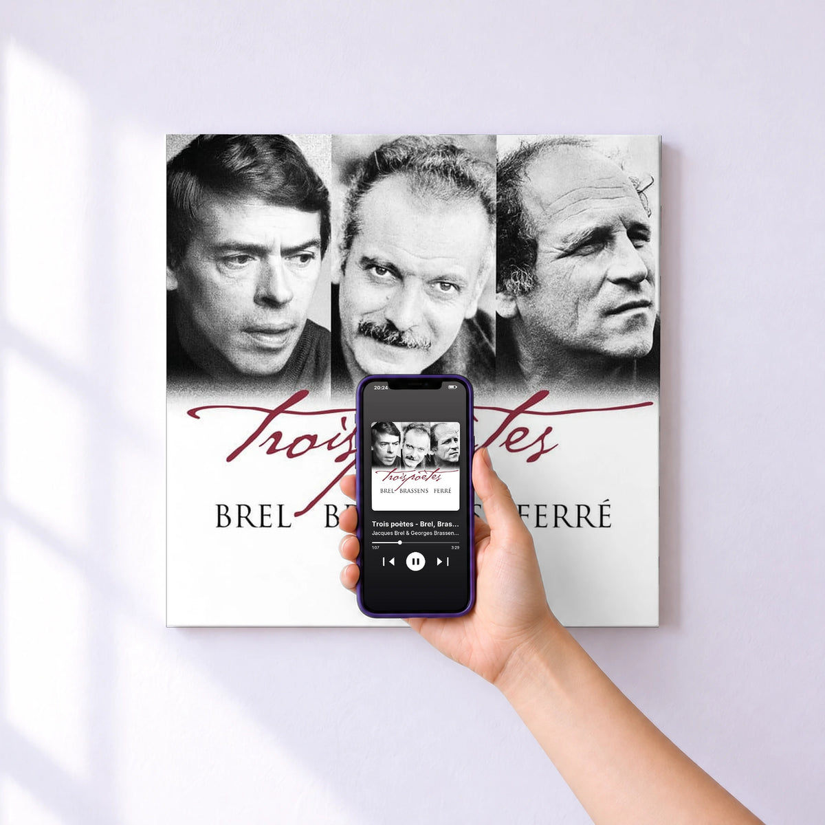 Affiche connectée Trois poètes - Brel, Brassens, Ferré de Jacques Brel & Georges Brassens & Léo Ferré au mur : l'album se lance en approchant le téléphone