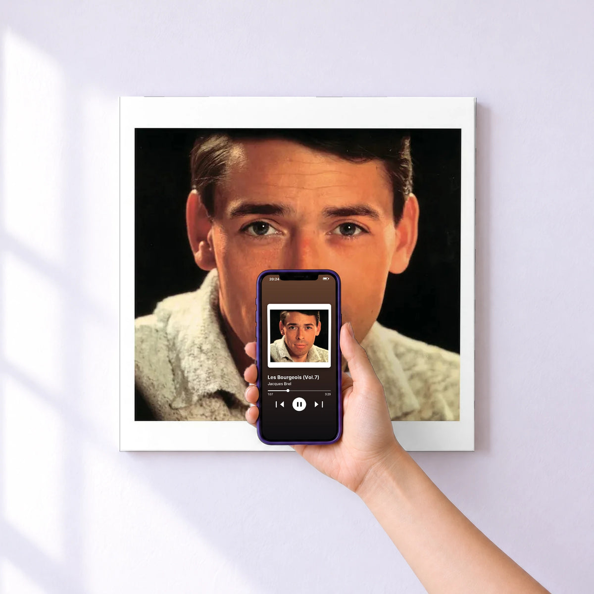 Affiche connectée Les Bourgeois (Vol.7) de Jacques Brel au mur : l'album se lance en approchant le téléphone