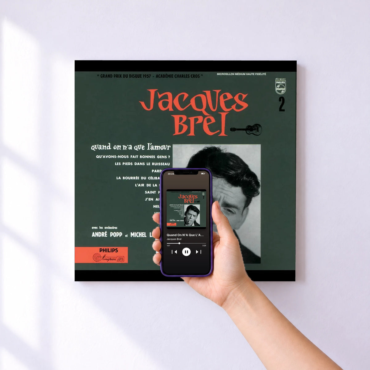 Affiche connectée Quand On N'A Que L'Amour (Vol.2) de Jacques Brel au mur : l'album se lance en approchant le téléphone