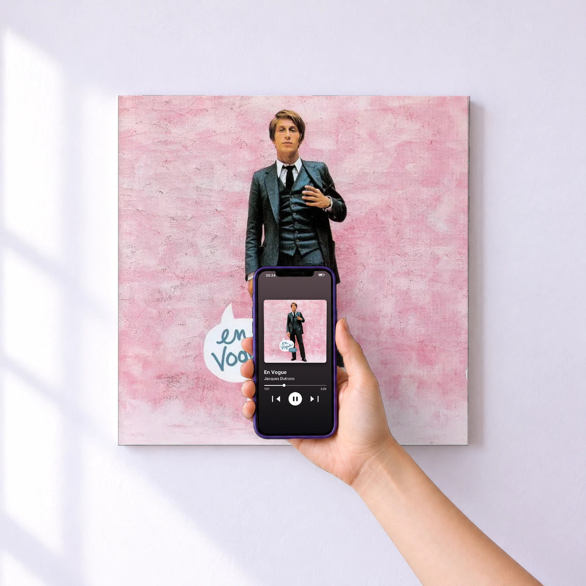 Affiche connectée En Vogue de Jacques Dutronc au mur : l'album se lance en approchant le téléphone