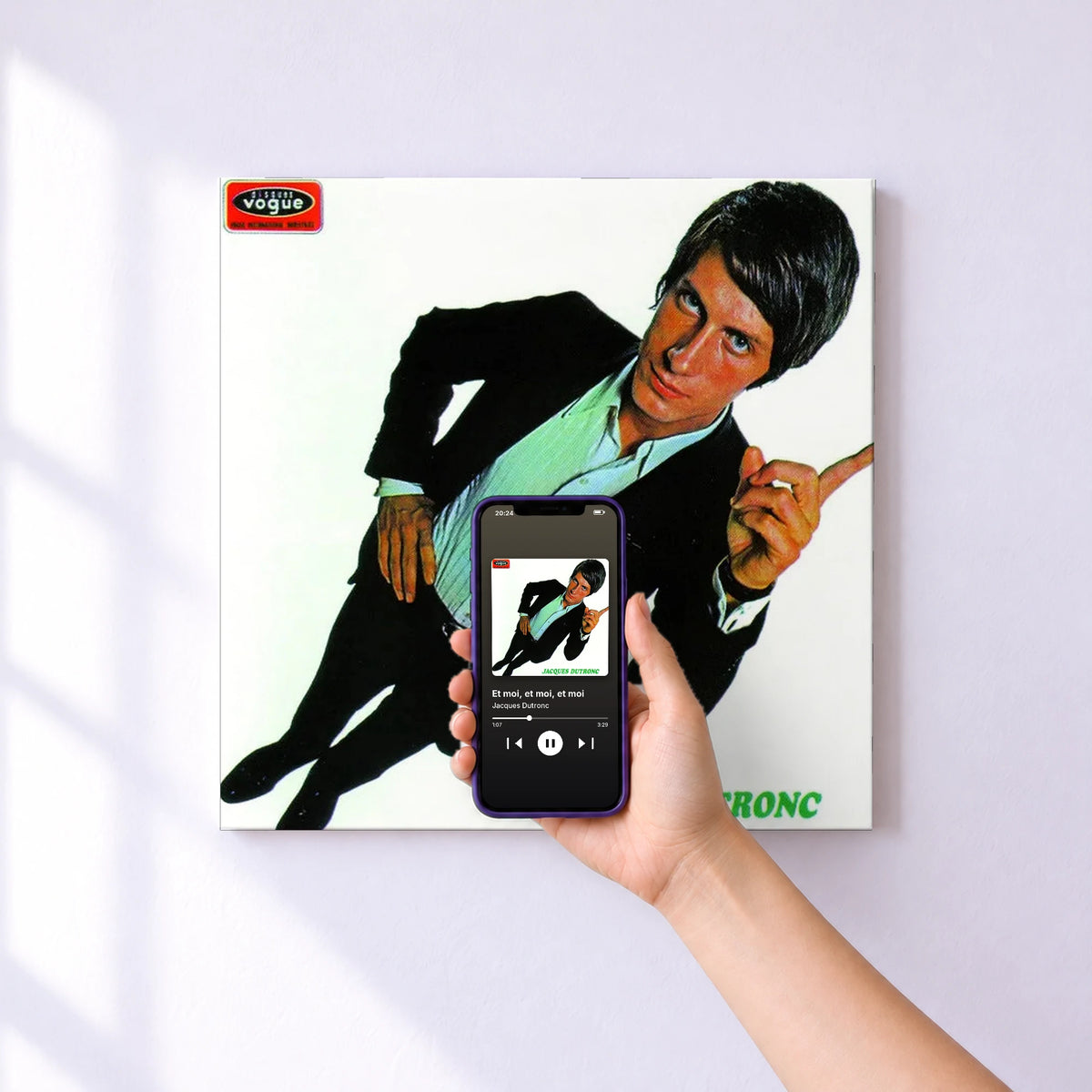 Affiche connectée Et moi, et moi, et moi de Jacques Dutronc au mur : l'album se lance en approchant le téléphone