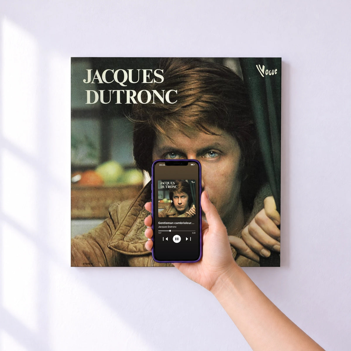 Affiche connectée Gentleman cambrioleur (Remastered) de Jacques Dutronc au mur : l'album se lance en approchant le téléphone