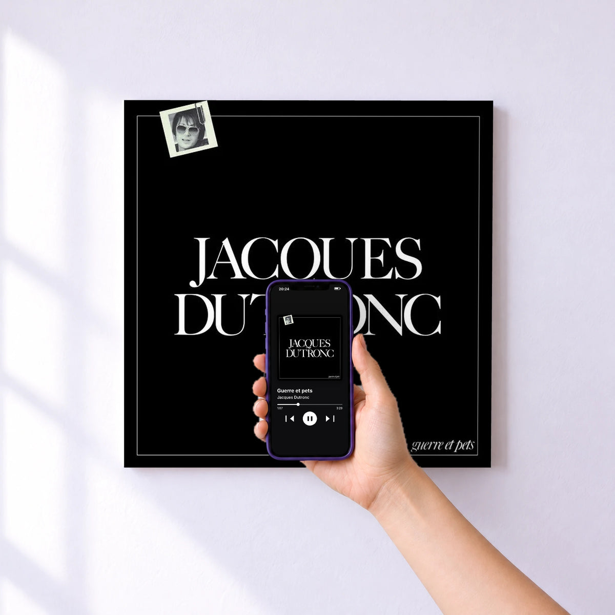 Affiche connectée Guerre et pets de Jacques Dutronc au mur : l'album se lance en approchant le téléphone