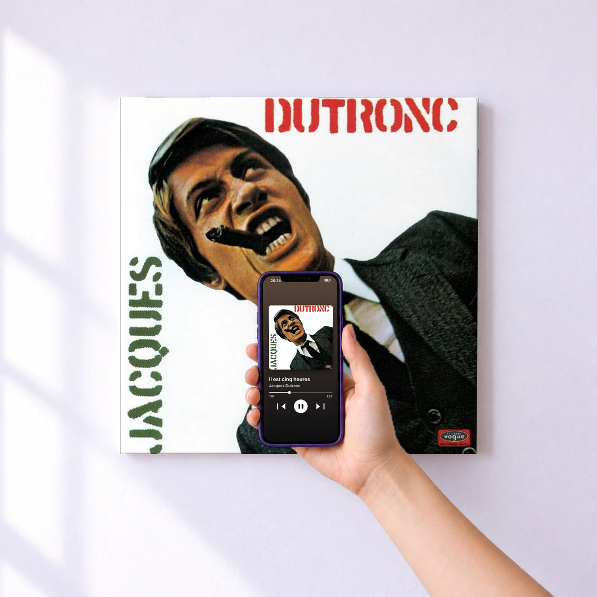 Affiche connectée Il est cinq heures de Jacques Dutronc au mur : l'album se lance en approchant le téléphone