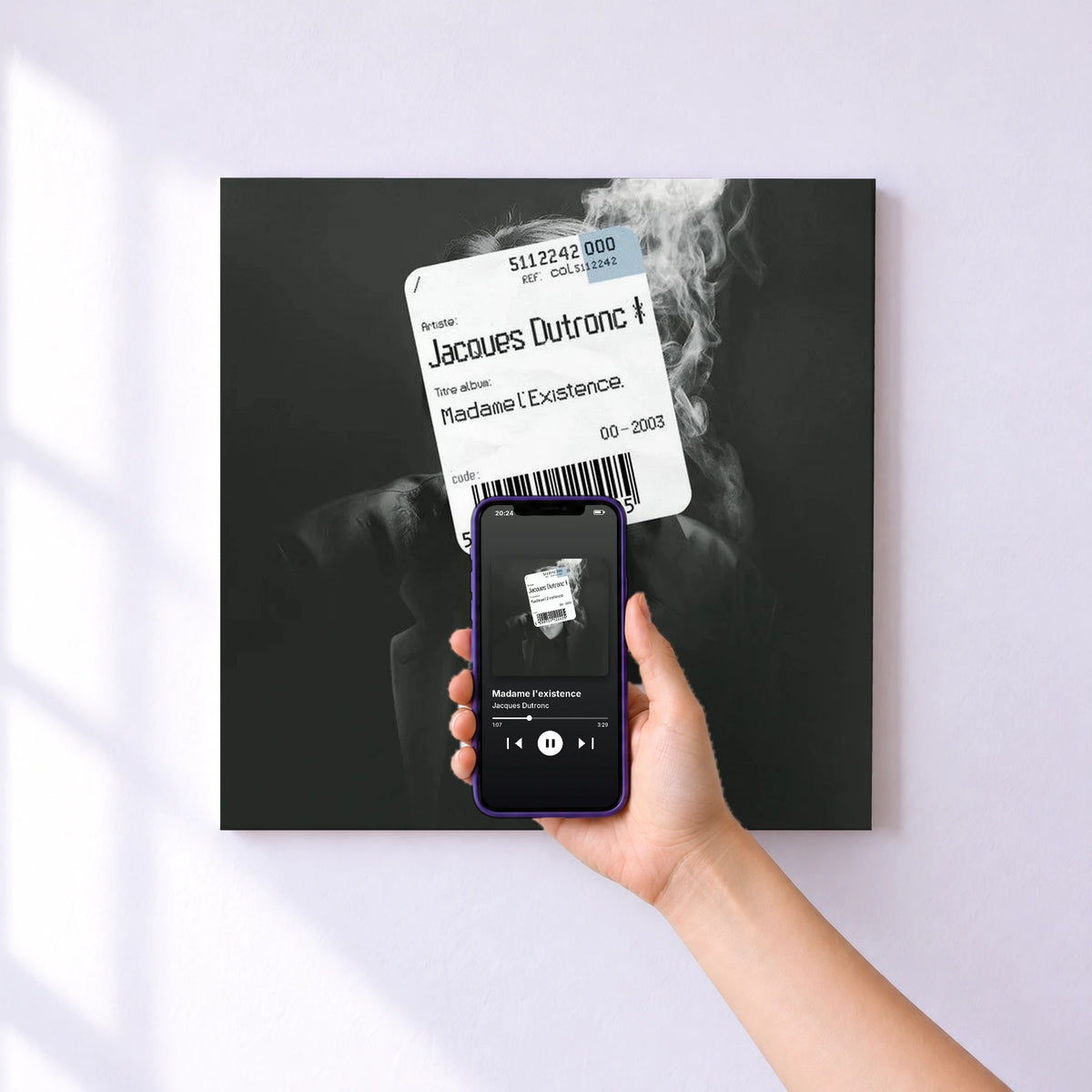 Affiche connectée Madame l'existence de Jacques Dutronc au mur : l'album se lance en approchant le téléphone