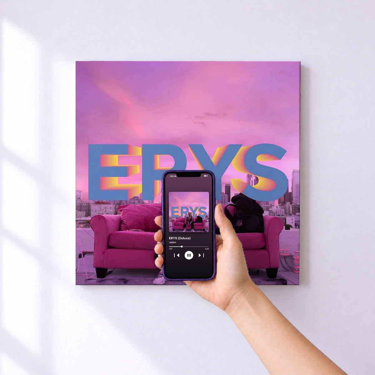 Affiche connectée ERYS (Deluxe) de Jaden au mur : l'album se lance en approchant le téléphone