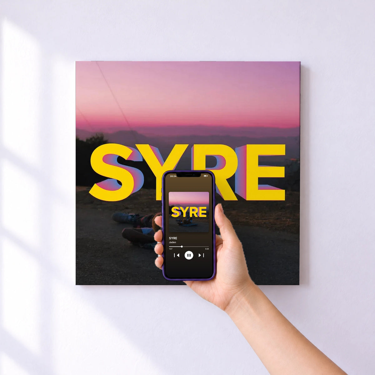 Affiche connectée SYRE de Jaden au mur : l'album se lance en approchant le téléphone