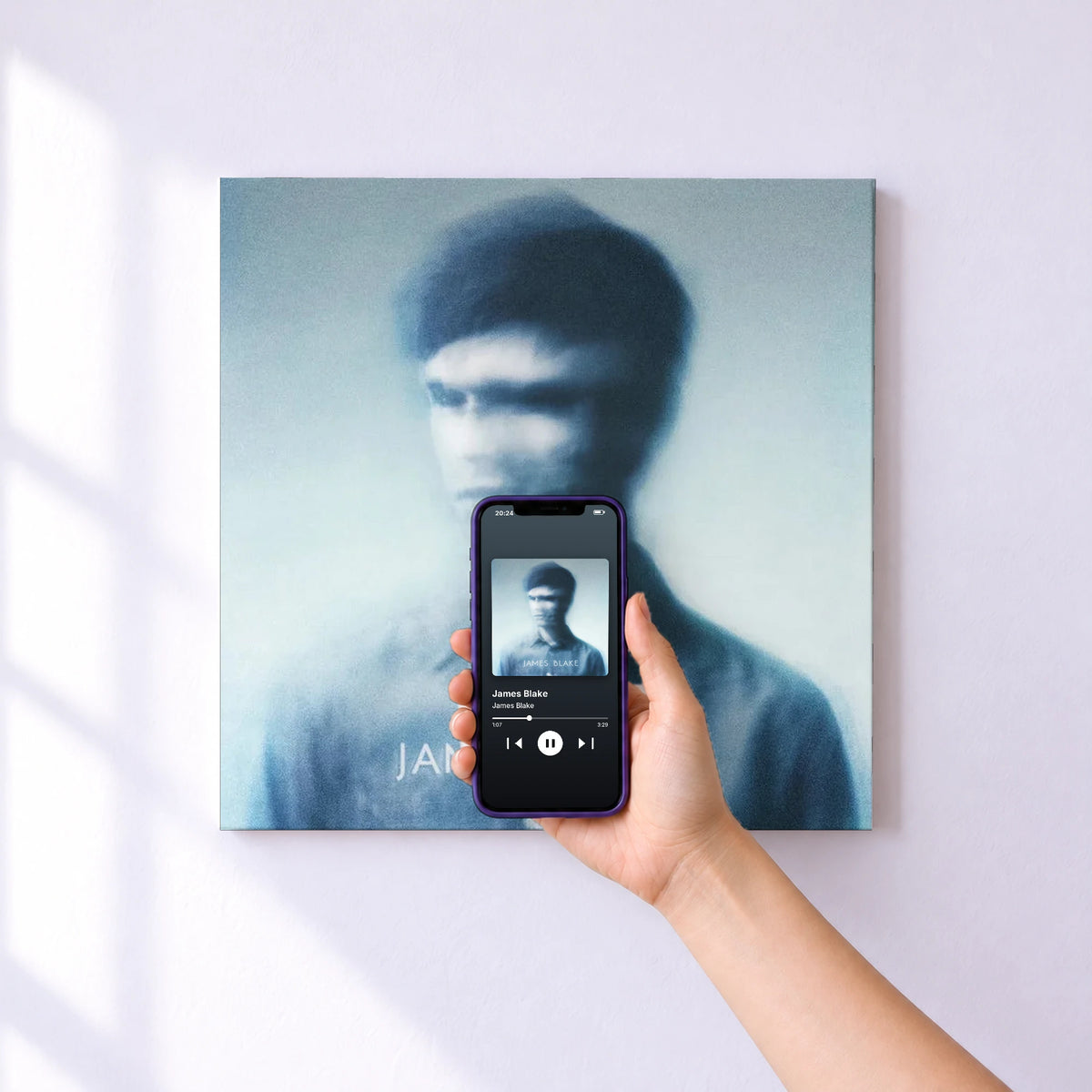Affiche connectée James Blake de James Blake au mur : l'album se lance en approchant le téléphone