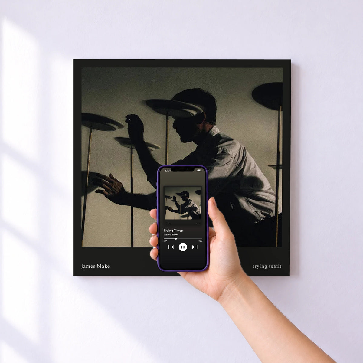 Affiche connectée Trying Times de James Blake au mur : l'album se lance en approchant le téléphone