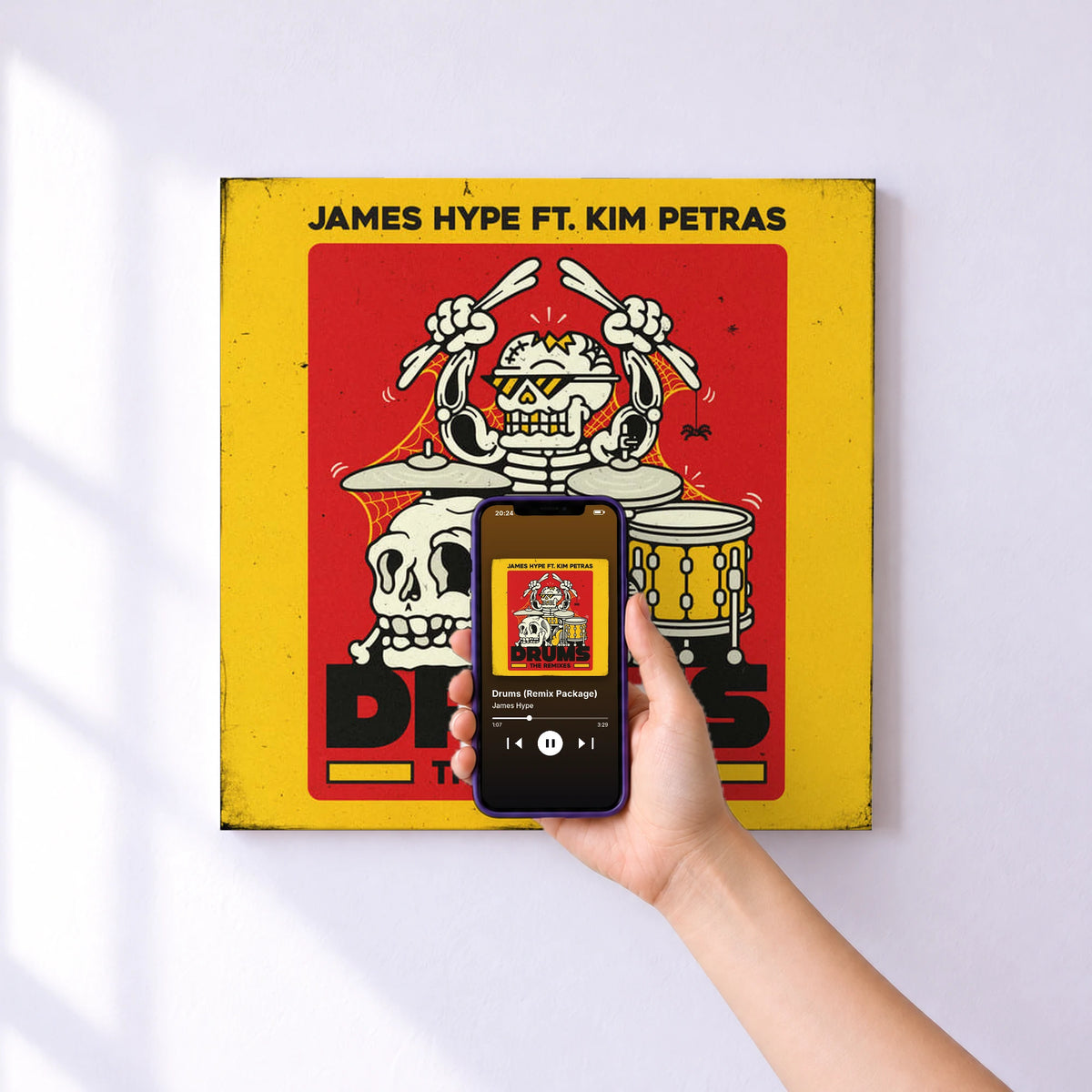 Affiche connectée Drums (Remix Package) de James Hype au mur : l'album se lance en approchant le téléphone