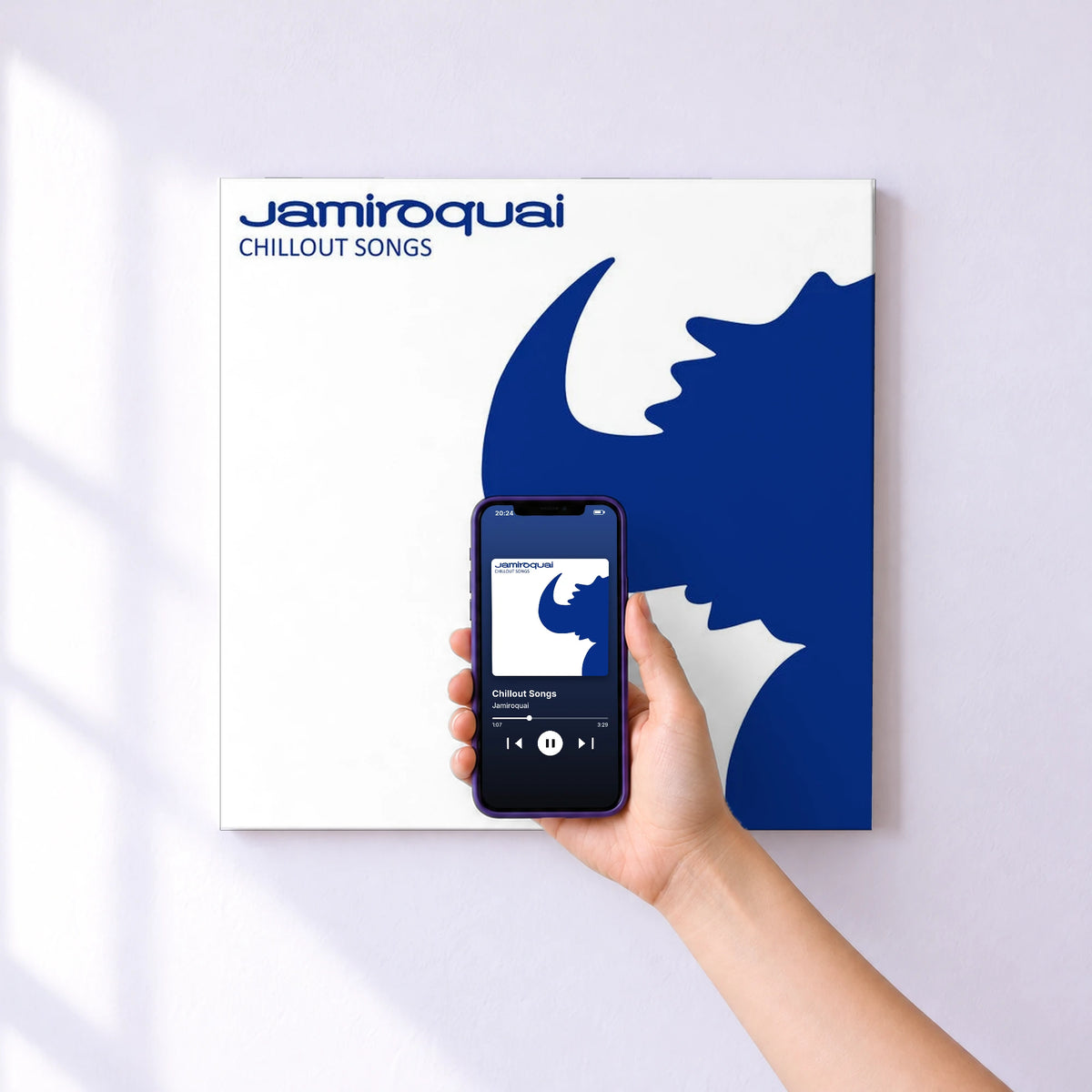 Affiche connectée Chillout Songs de Jamiroquai au mur : l'album se lance en approchant le téléphone