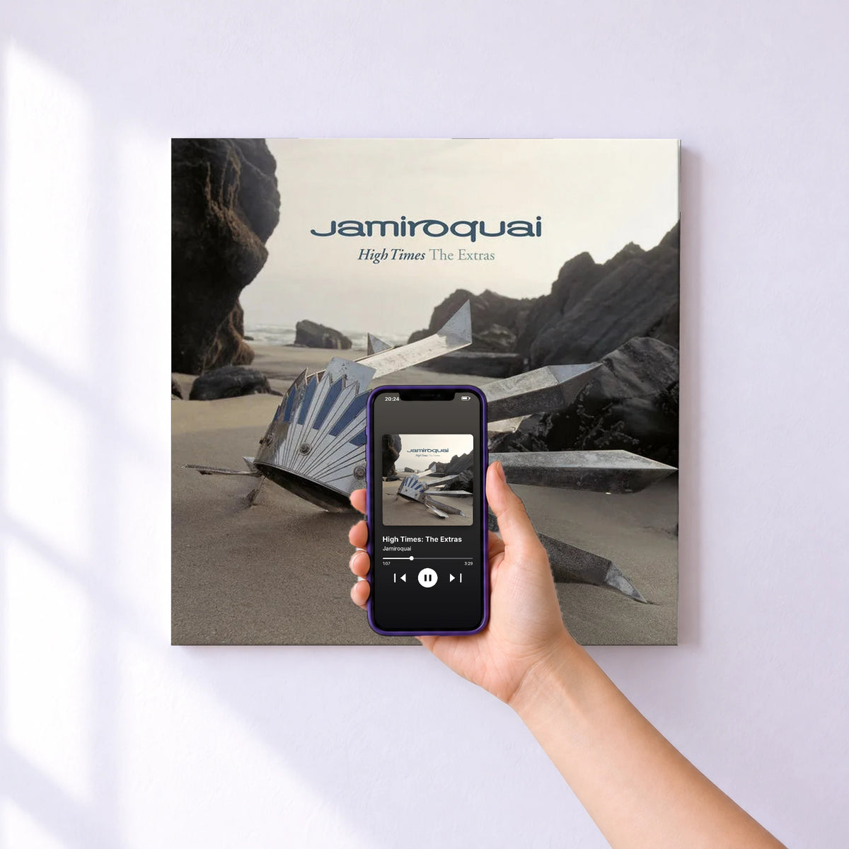 Affiche connectée High Times: The Extras de Jamiroquai au mur : l'album se lance en approchant le téléphone