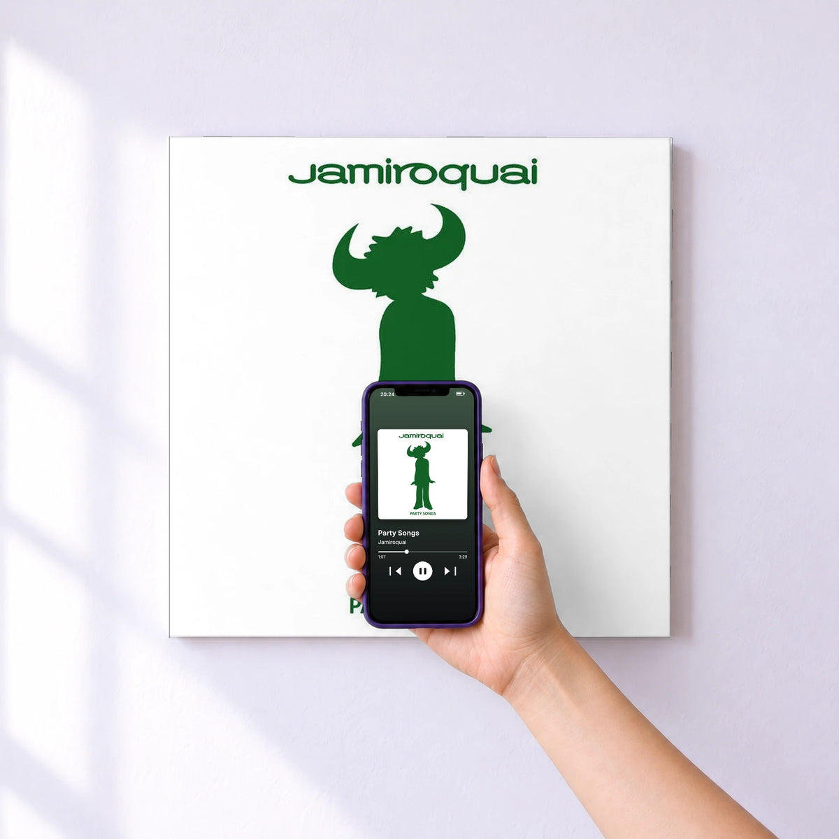 Affiche connectée Party Songs de Jamiroquai au mur : l'album se lance en approchant le téléphone