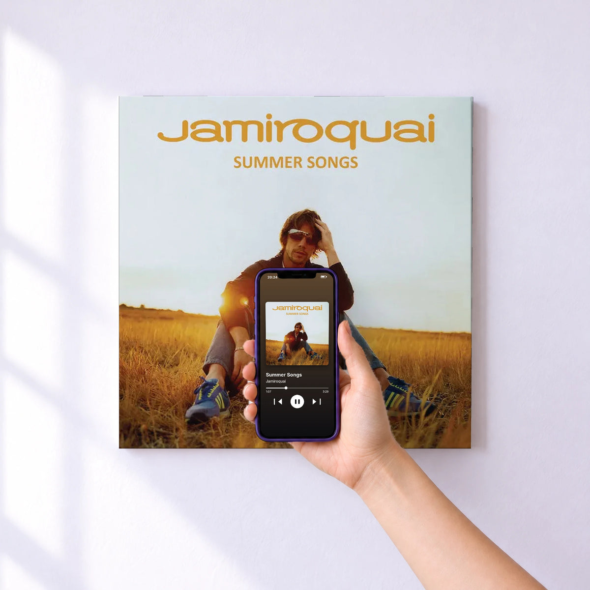 Affiche connectée Summer Songs de Jamiroquai au mur : l'album se lance en approchant le téléphone