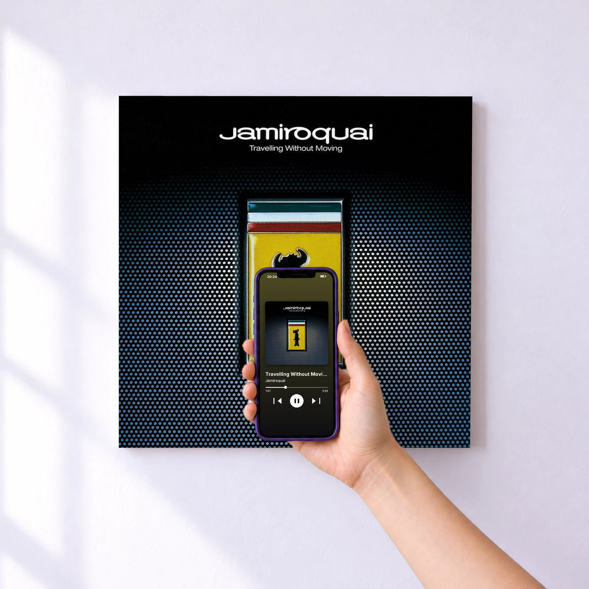 Affiche connectée Travelling Without Moving (Remastered) de Jamiroquai au mur : l'album se lance en approchant le téléphone