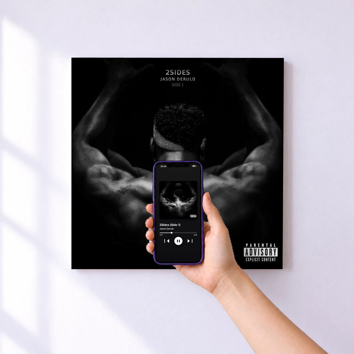Affiche connectée 2Sides (Side 1) de Jason Derulo au mur : l'album se lance en approchant le téléphone