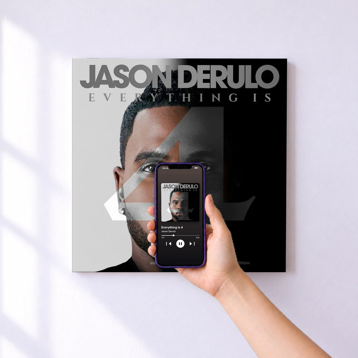 Affiche connectée Everything Is 4 de Jason Derulo au mur : l'album se lance en approchant le téléphone