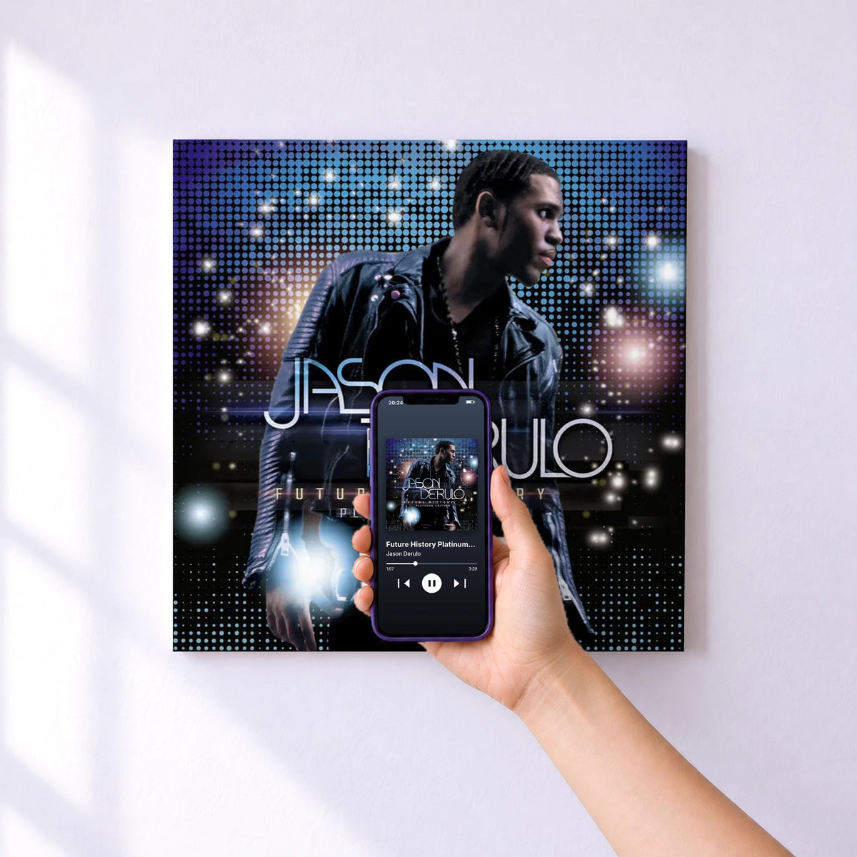 Affiche connectée Future History Platinum Edition de Jason Derulo au mur : l'album se lance en approchant le téléphone