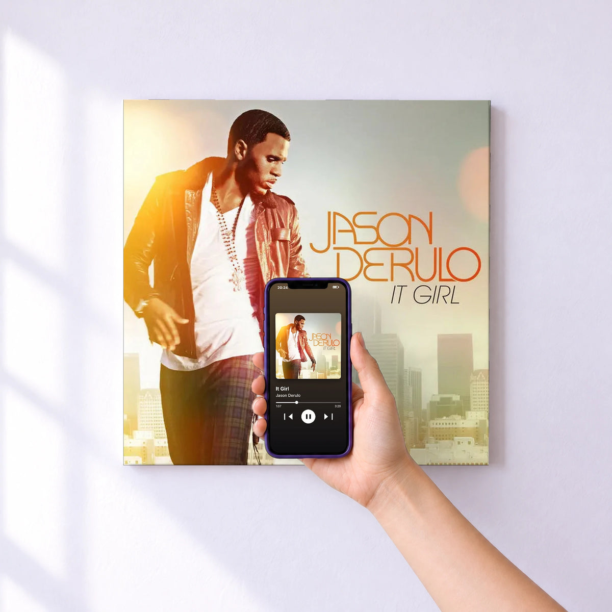 Affiche connectée It Girl de Jason Derulo au mur : l'album se lance en approchant le téléphone