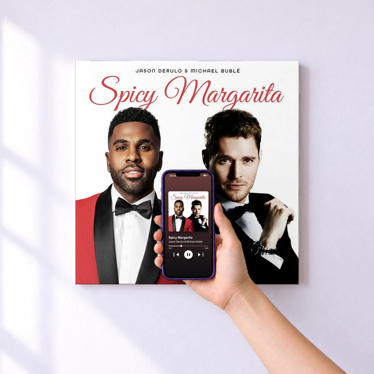 Affiche connectée Spicy Margarita de Jason Derulo & Michael Bublé au mur : l'album se lance en approchant le téléphone