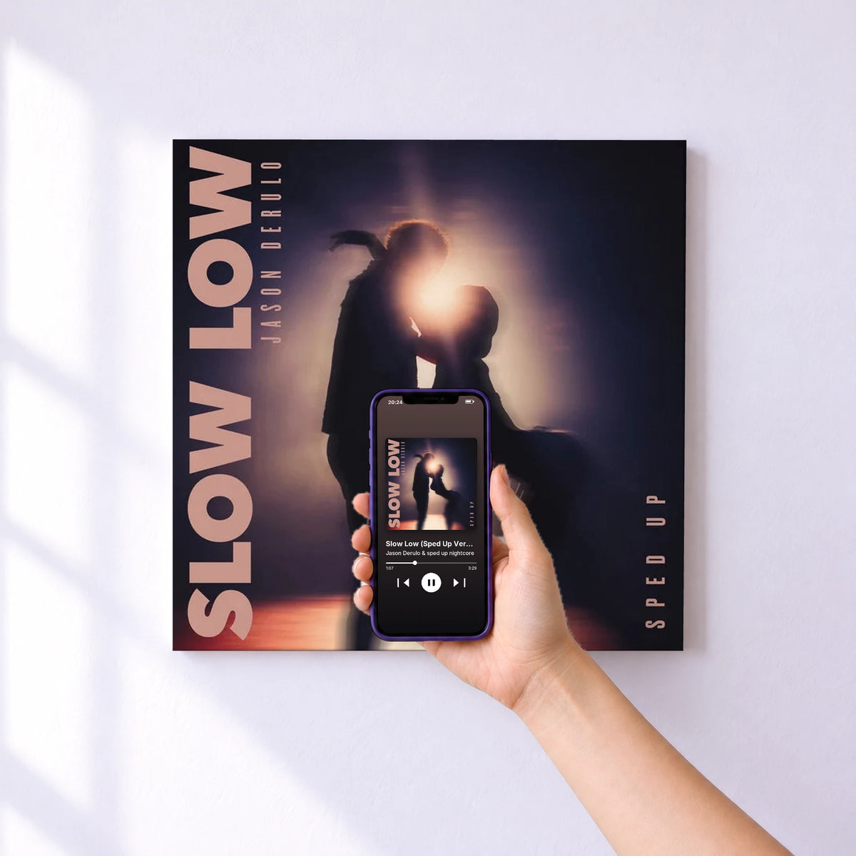 Affiche connectée Slow Low (Sped Up Version) de Jason Derulo & sped up nightcore au mur : l'album se lance en approchant le téléphone