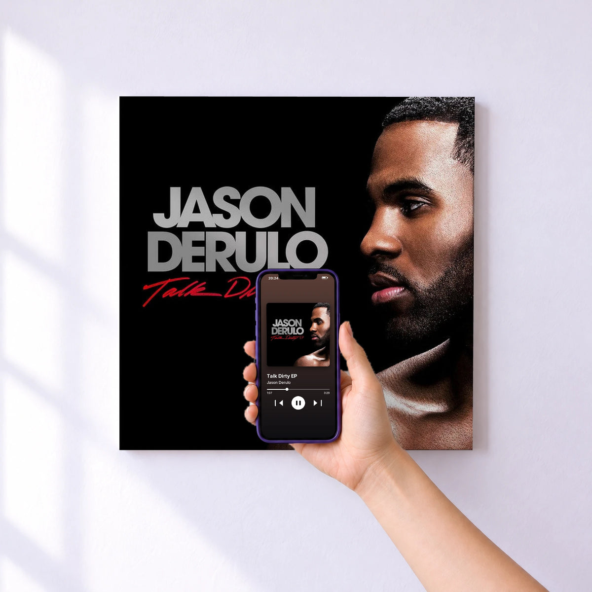 Affiche connectée Talk Dirty EP de Jason Derulo au mur : l'album se lance en approchant le téléphone