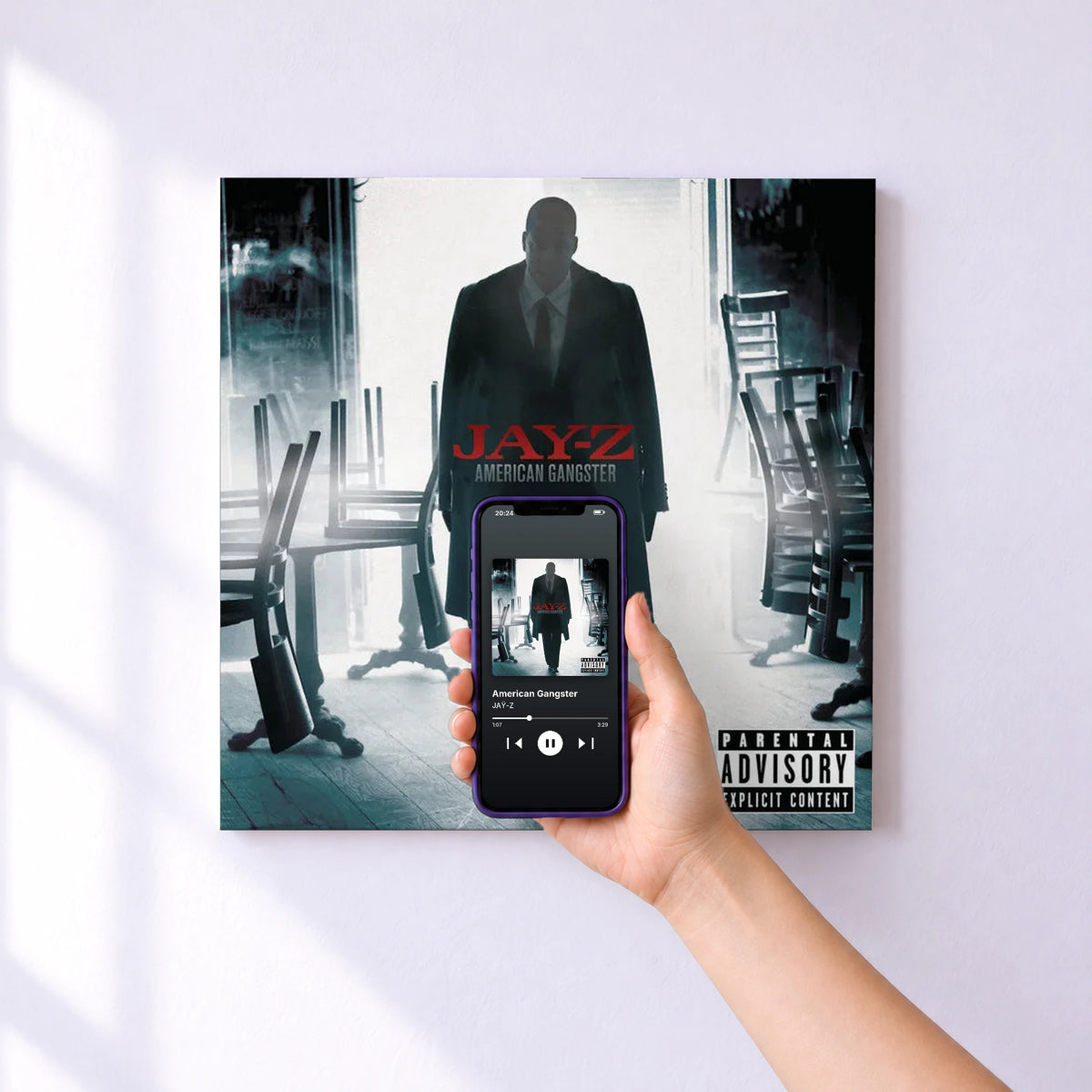 Affiche connectée American Gangster de JAŸ-Z au mur : l'album se lance en approchant le téléphone