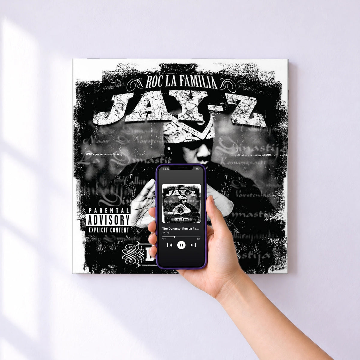 Affiche connectée The Dynasty: Roc La Familia de JAŸ-Z au mur : l'album se lance en approchant le téléphone