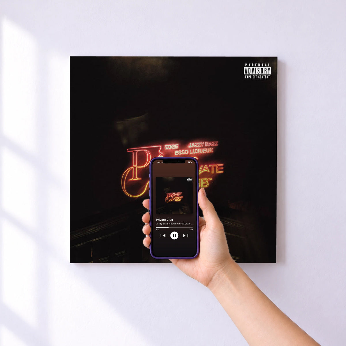 Affiche connectée Private Club de Jazzy Bazz & EDGE & Esso Luxueux au mur : l'album se lance en approchant le téléphone