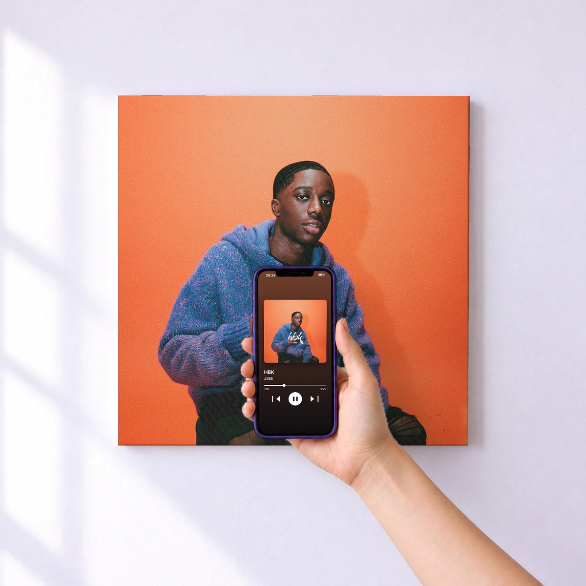 Affiche connectée HBK de JBEE au mur : l'album se lance en approchant le téléphone