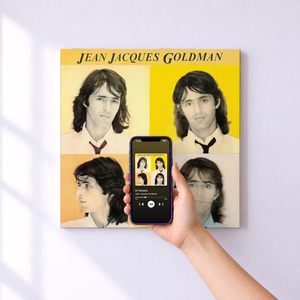 Affiche connectée A l'envers de Jean-Jacques Goldman au mur : l'album se lance en approchant le téléphone
