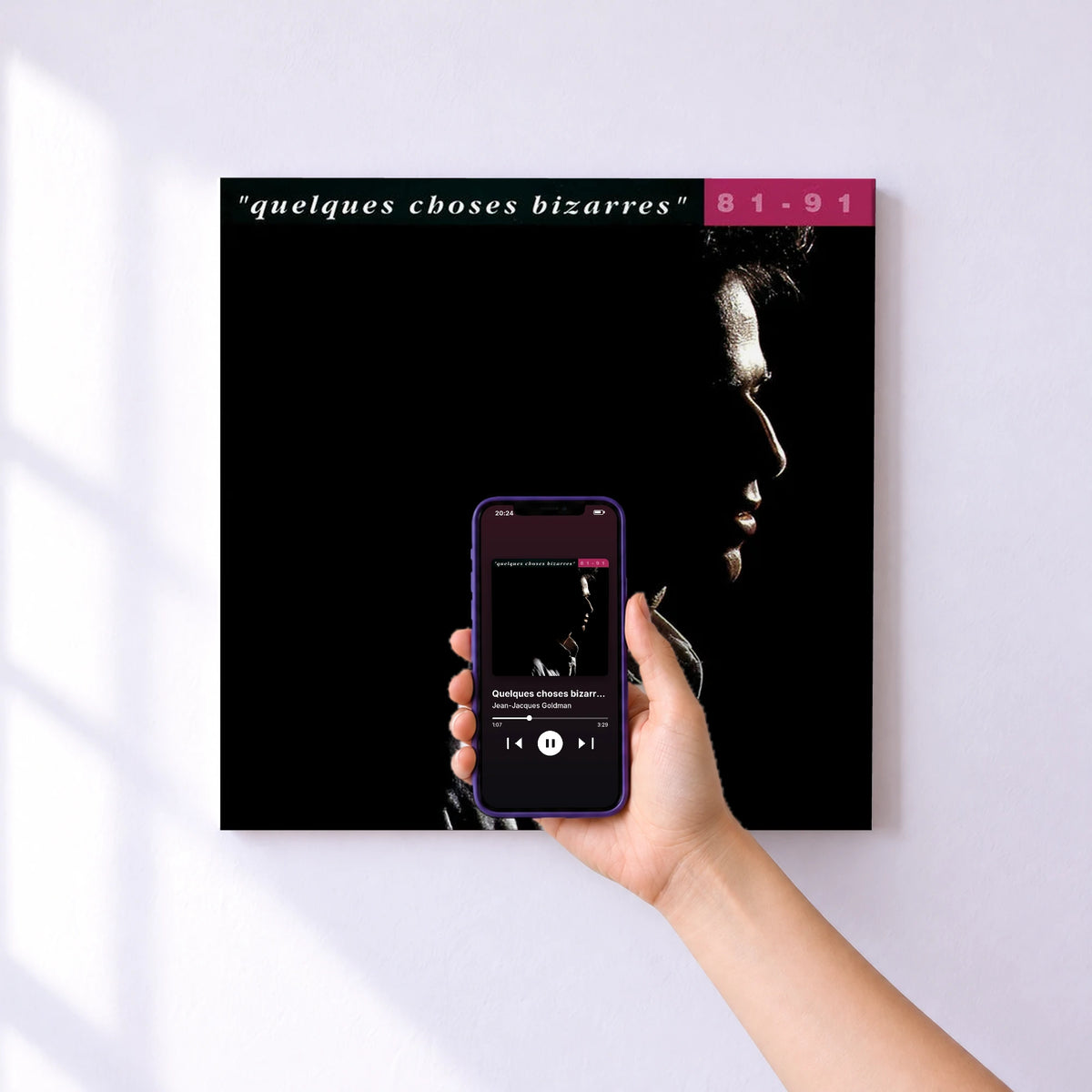 Affiche connectée Quelques choses bizarres (81-91) de Jean-Jacques Goldman au mur : l'album se lance en approchant le téléphone