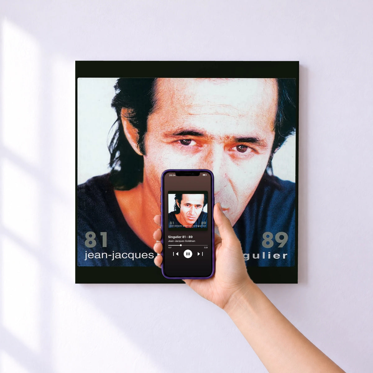 Affiche connectée Singulier 81 - 89 de Jean-Jacques Goldman au mur : l'album se lance en approchant le téléphone