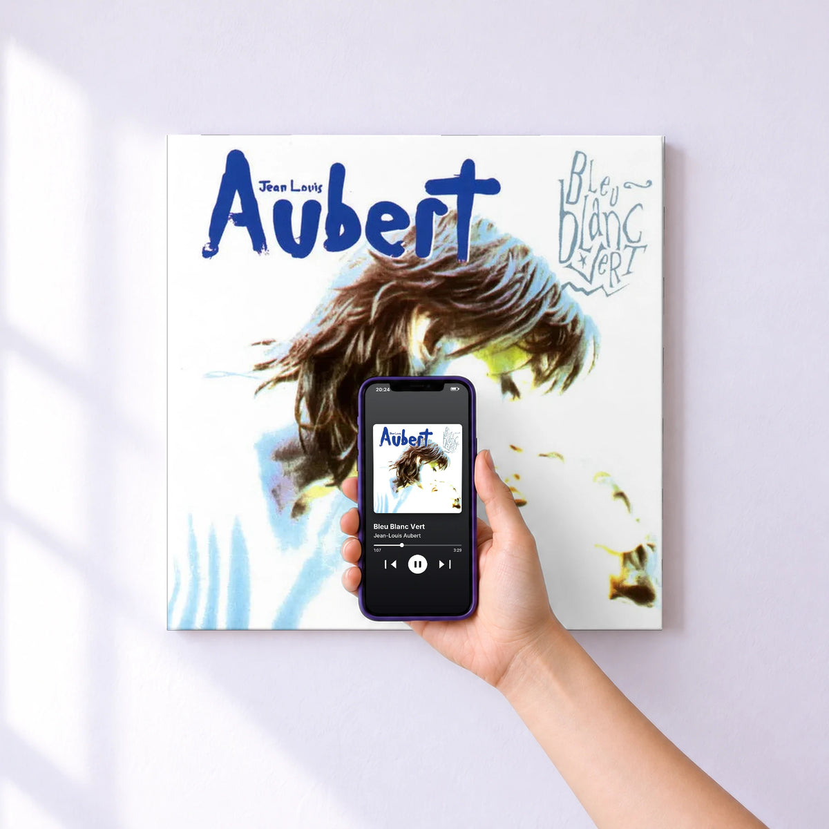 Affiche connectée Bleu Blanc Vert de Jean-Louis Aubert au mur : l'album se lance en approchant le téléphone