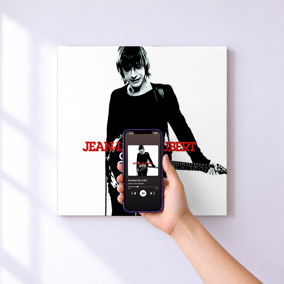 Affiche connectée Comme On A Dit de Jean-Louis Aubert au mur : l'album se lance en approchant le téléphone
