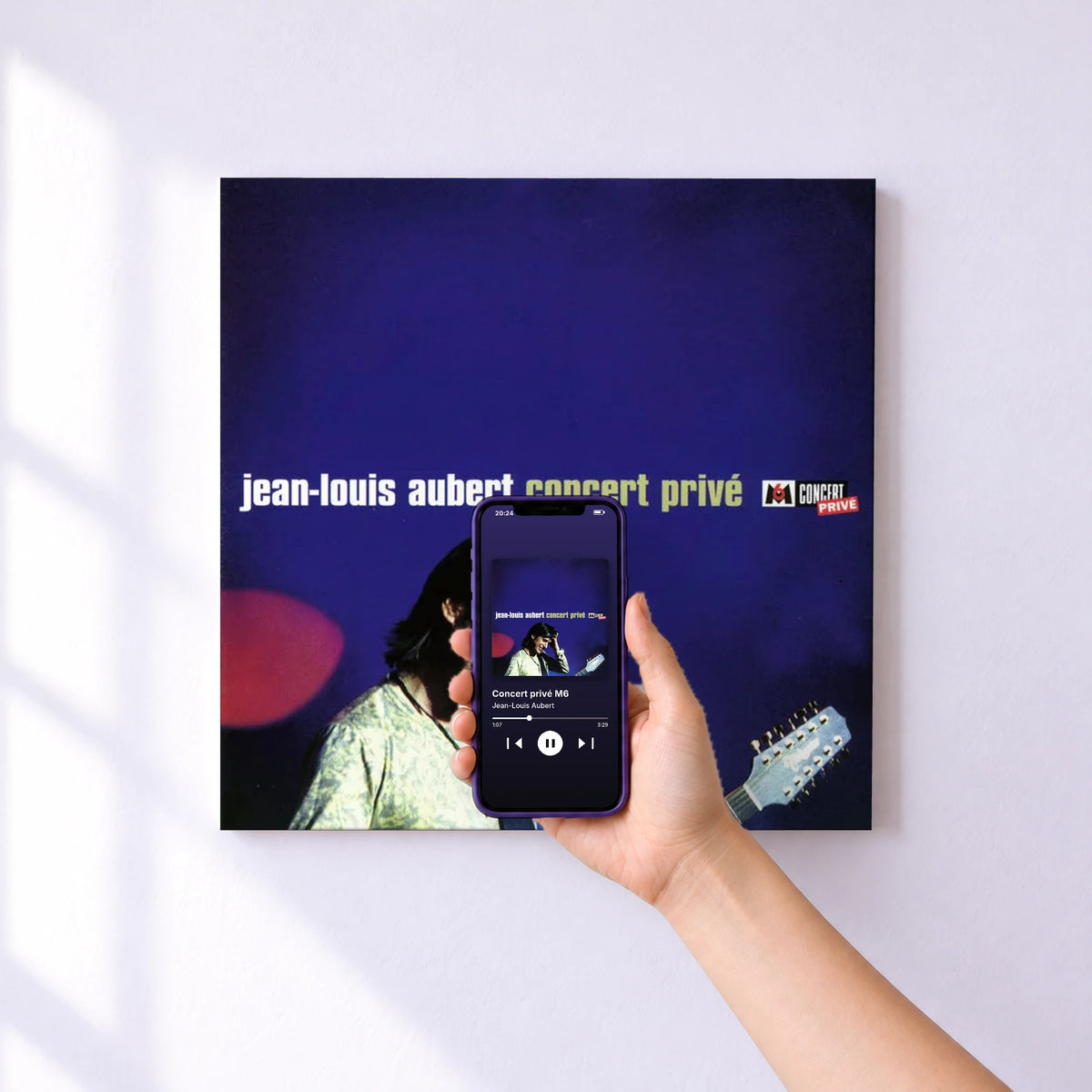Affiche connectée Concert privé M6 de Jean-Louis Aubert au mur : l'album se lance en approchant le téléphone
