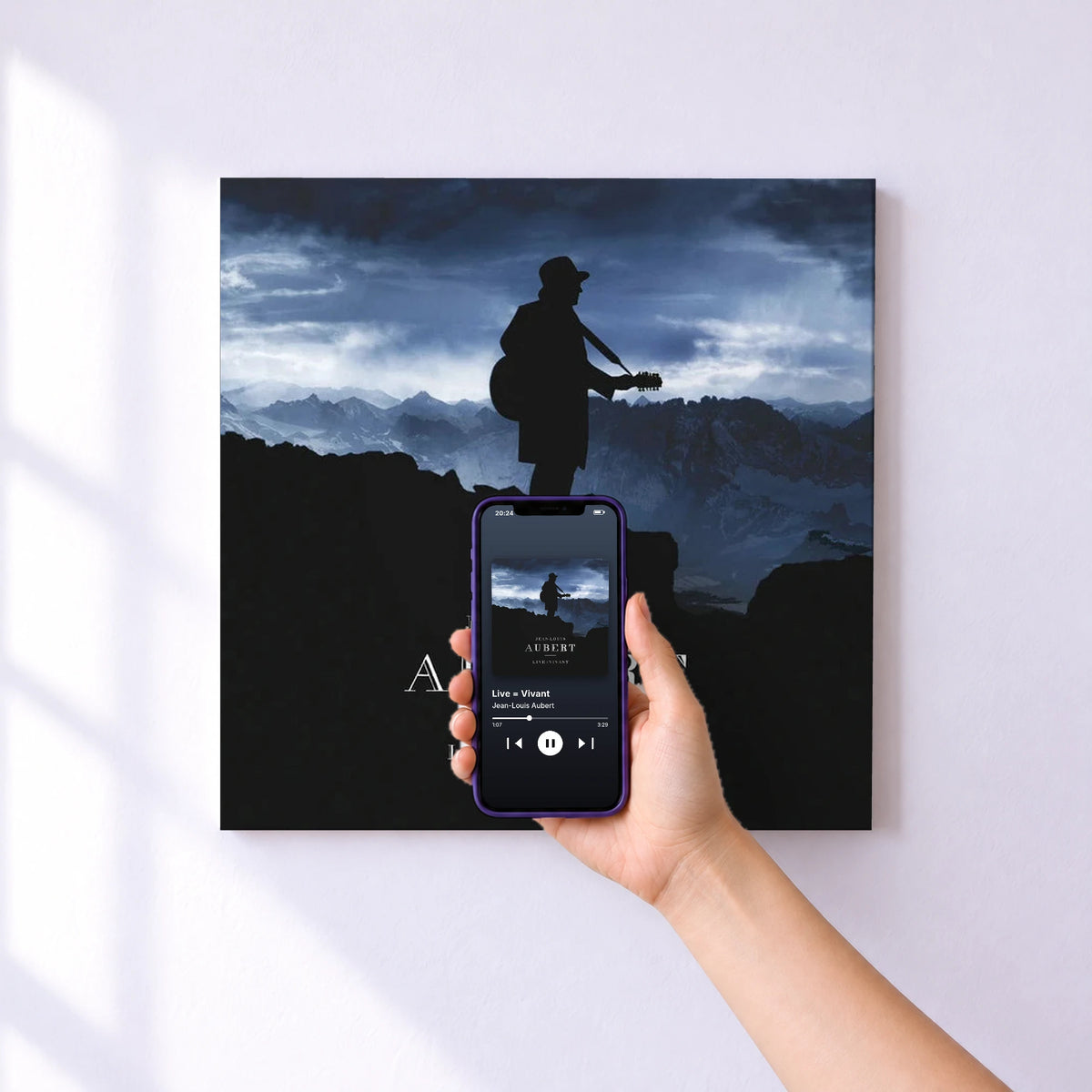 Affiche connectée Live = Vivant de Jean-Louis Aubert au mur : l'album se lance en approchant le téléphone