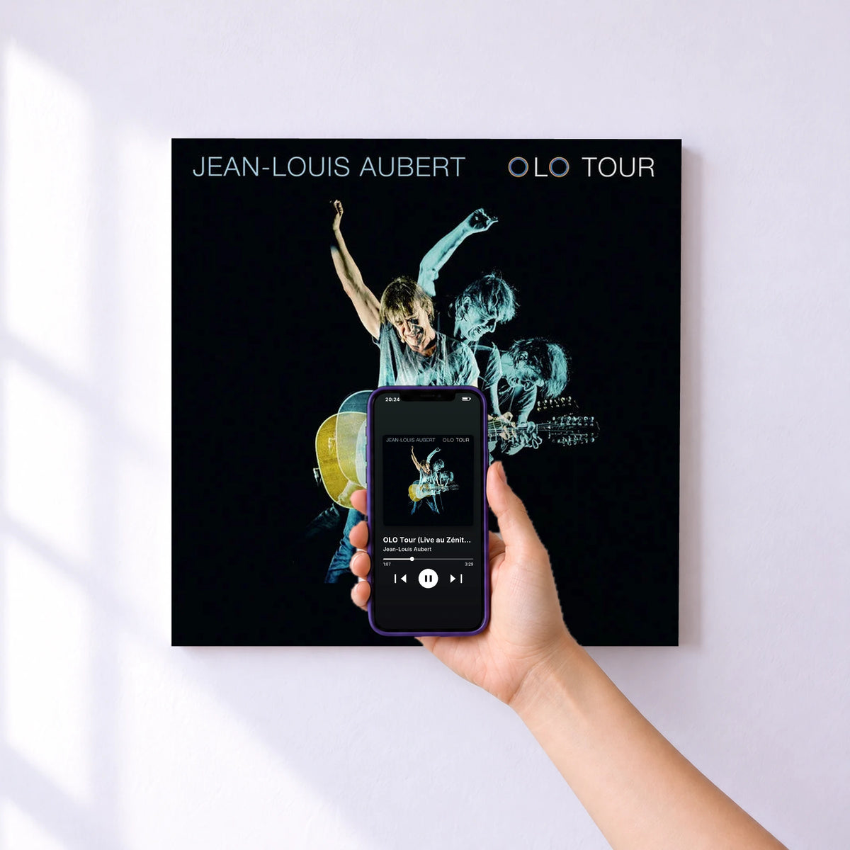 Affiche connectée OLO Tour (Live au Zénith de Paris, 2021) de Jean-Louis Aubert au mur : l'album se lance en approchant le téléphone
