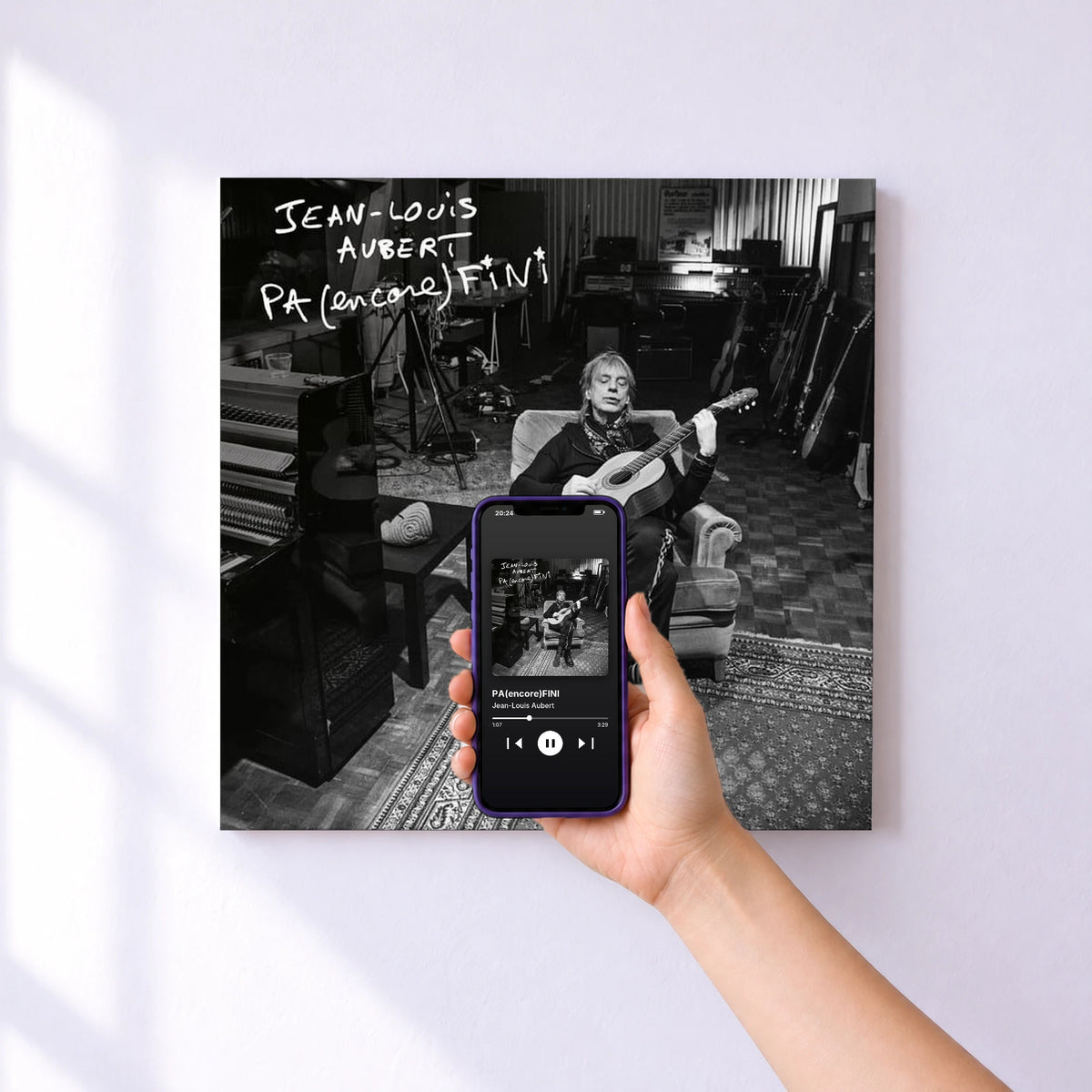 Affiche connectée PA(encore)FINI de Jean-Louis Aubert au mur : l'album se lance en approchant le téléphone
