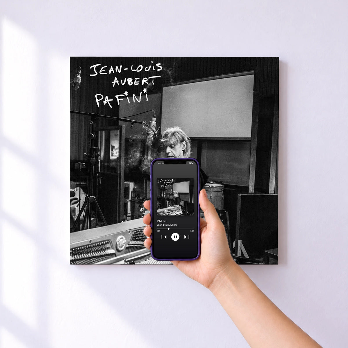 Affiche connectée PAFINI de Jean-Louis Aubert au mur : l'album se lance en approchant le téléphone