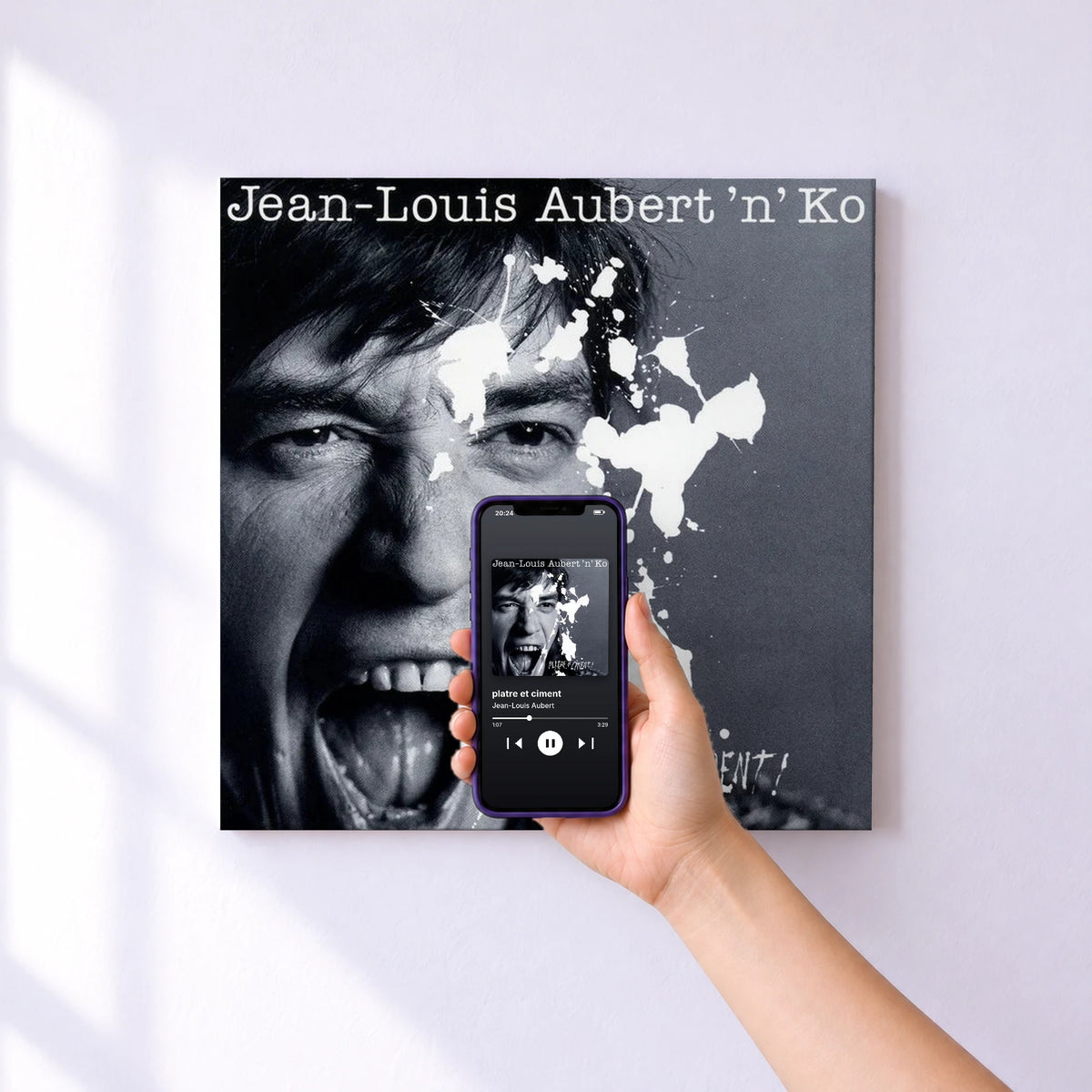 Affiche connectée platre et ciment de Jean-Louis Aubert au mur : l'album se lance en approchant le téléphone