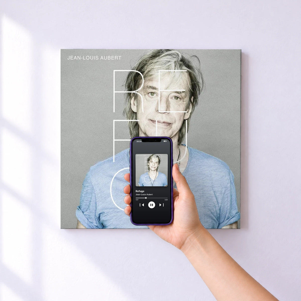 Affiche connectée Refuge de Jean-Louis Aubert au mur : l'album se lance en approchant le téléphone