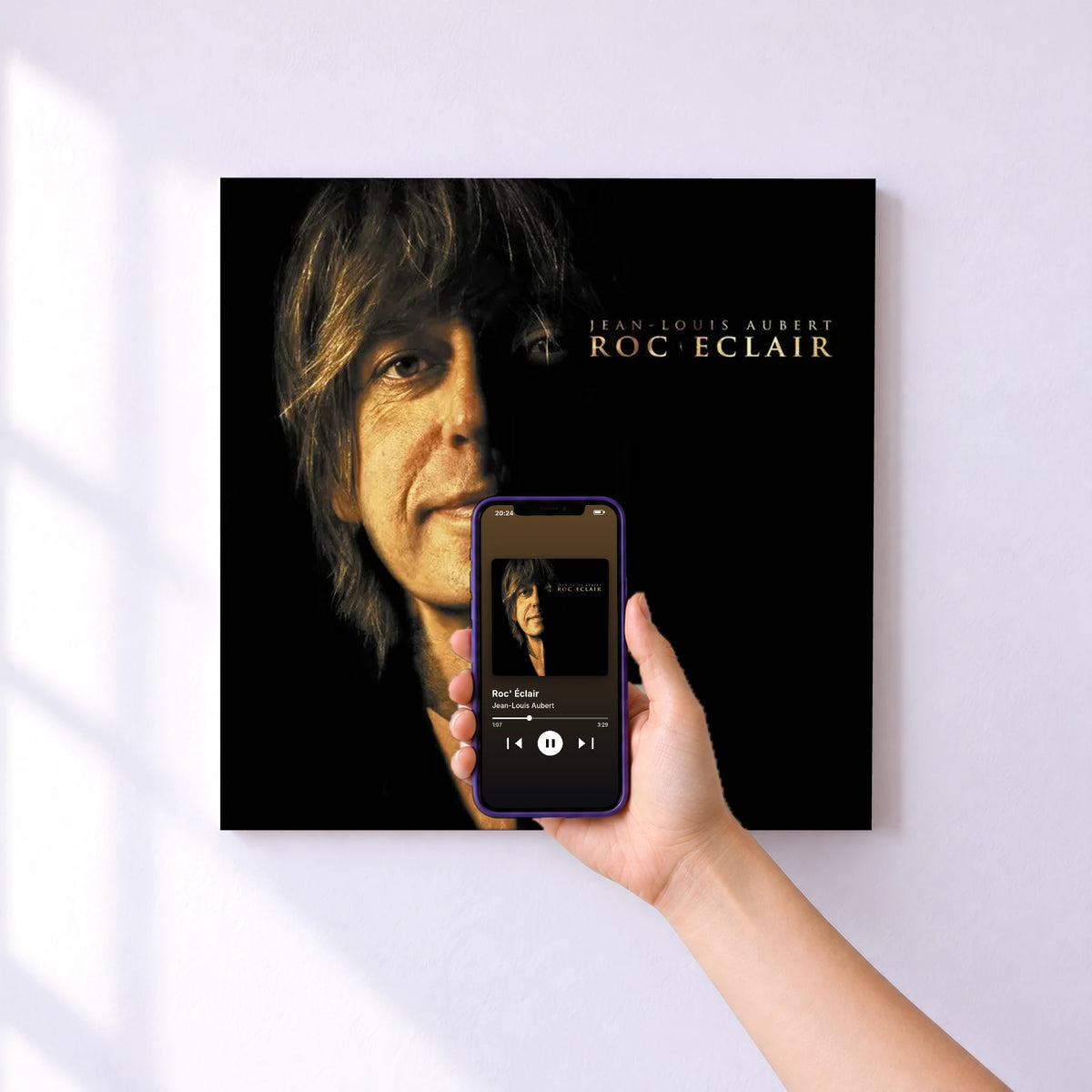Affiche connectée Roc' Éclair de Jean-Louis Aubert au mur : l'album se lance en approchant le téléphone