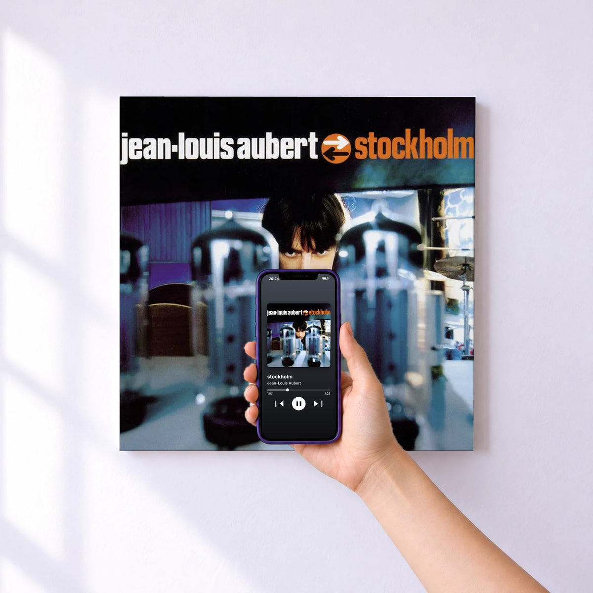 Affiche connectée stockholm de Jean-Louis Aubert au mur : l'album se lance en approchant le téléphone